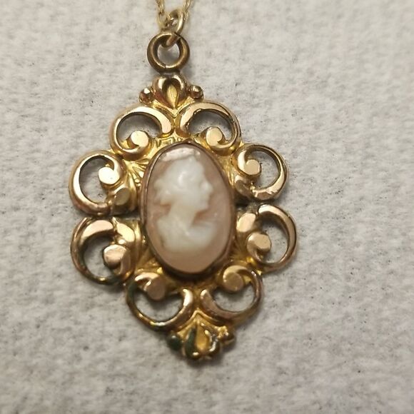 Vintage cameo pendent with 12k gold chain - Picture 1 of 13